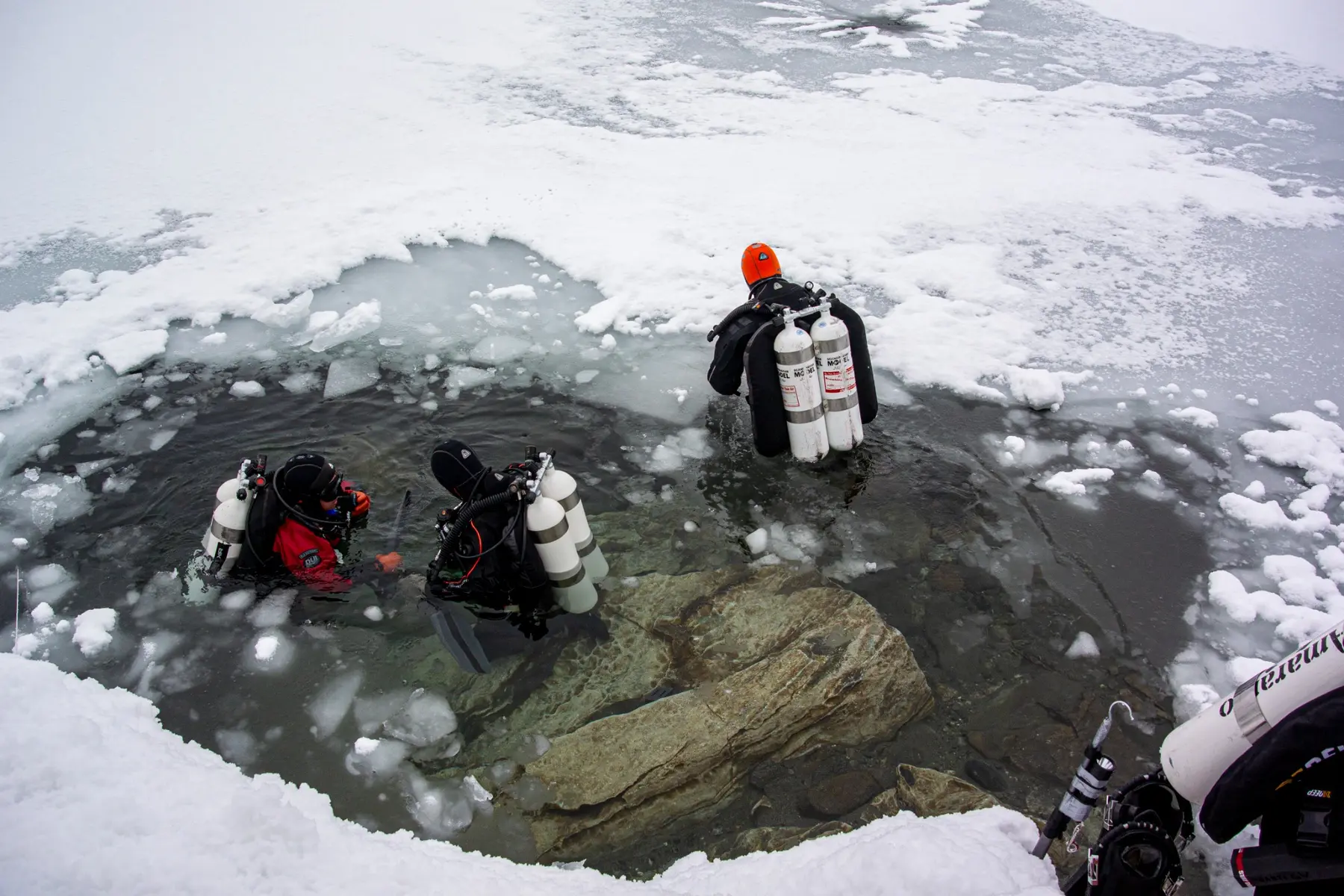 Divers preparing an ice entry